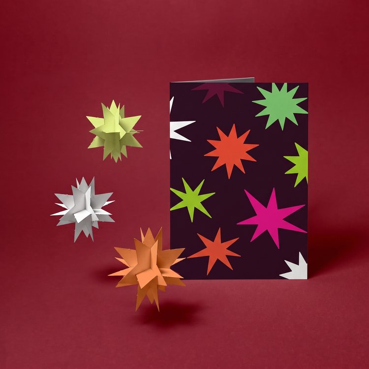 Compositing-Mockup der Faltmeister-Weihnachtskarte Drei Sterne: Karte und drei Papiersterne.